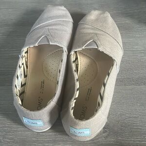 Woman’s slip on Toms size 8.5